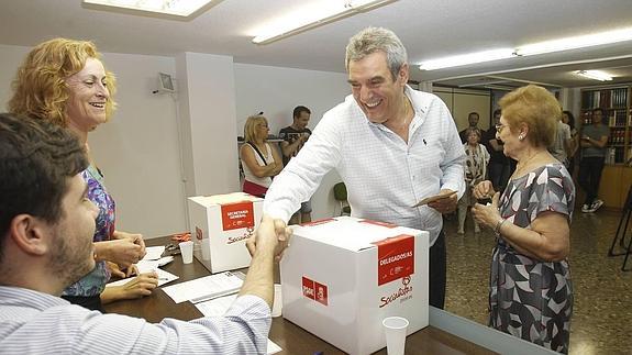 Julio Villarrubia deposita su voto para la elección del secretario general del PSOE.