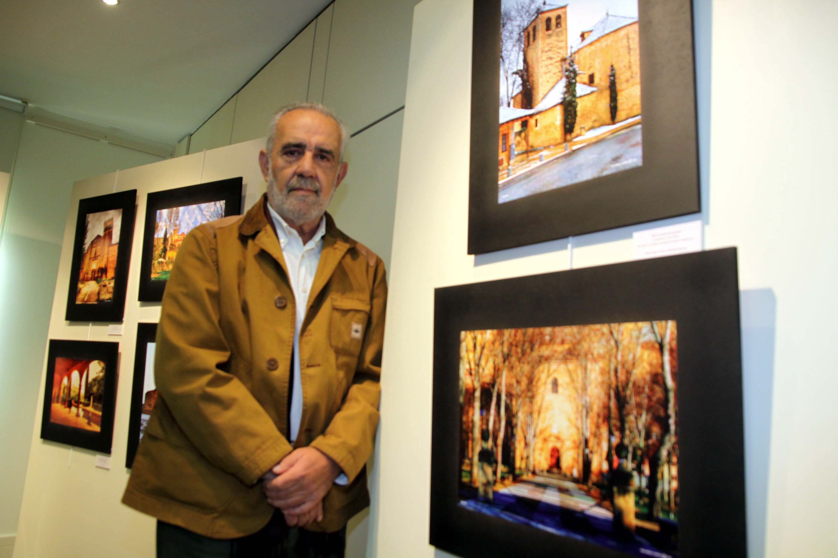 Eduardo Garay posa junto algunas de sus fotografías de la exposición "De San Lorenzo a San Marcos". 