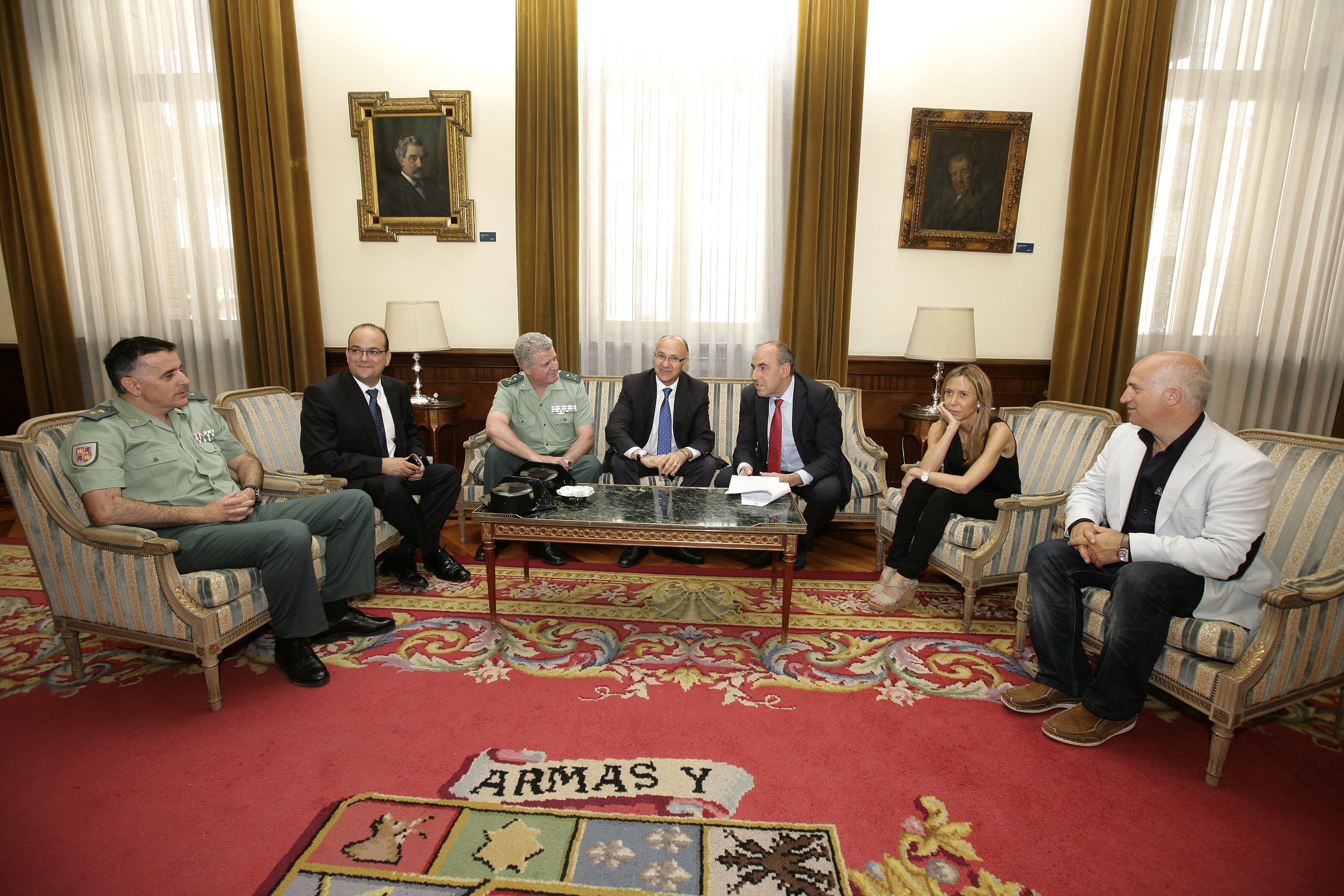 Representates de la Diputación y del Gobierno central posan tras la firma del acuerdo en el Palacio Provincial.