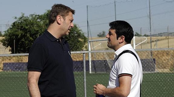 Carlos Suárez (izquierda) charla con el director deportivo blanquivioleta, Braulio Vázquez, este martes en los Campos Anexos