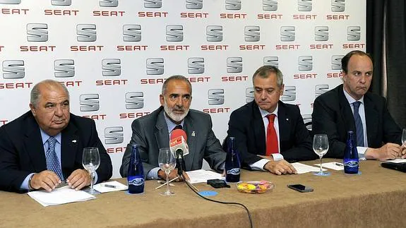 Pedro Muñoz, Manuel Antón, Juan José Gil y Jaime Fraile presentan el convenio de patrocinio de SEAT. 