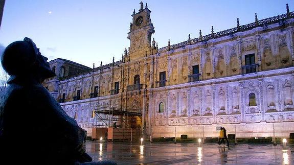 Imagen de la fachada de San Marcos, con la valla protectora en la entrada