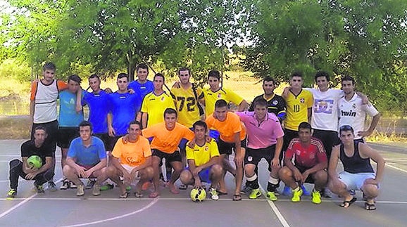 Miembros de algunos de los equipos que se enfrentaron ayer en Escurial de la Sierra, tras los primeros partidos. 