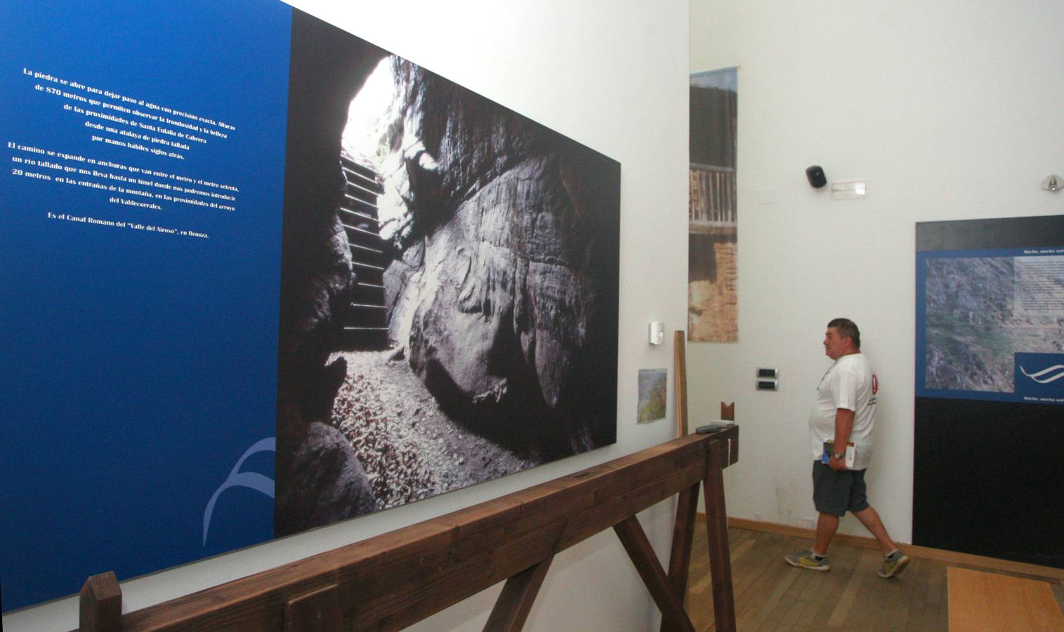 Exposición sobre la realización de los canales romanos de Las Médulas, en el aula de interpretación de Puente de Domingo Flórez