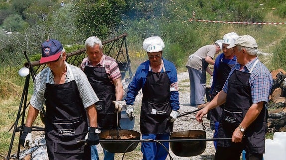 Cocineros y ayudante trasladan las calderas el año pasado 