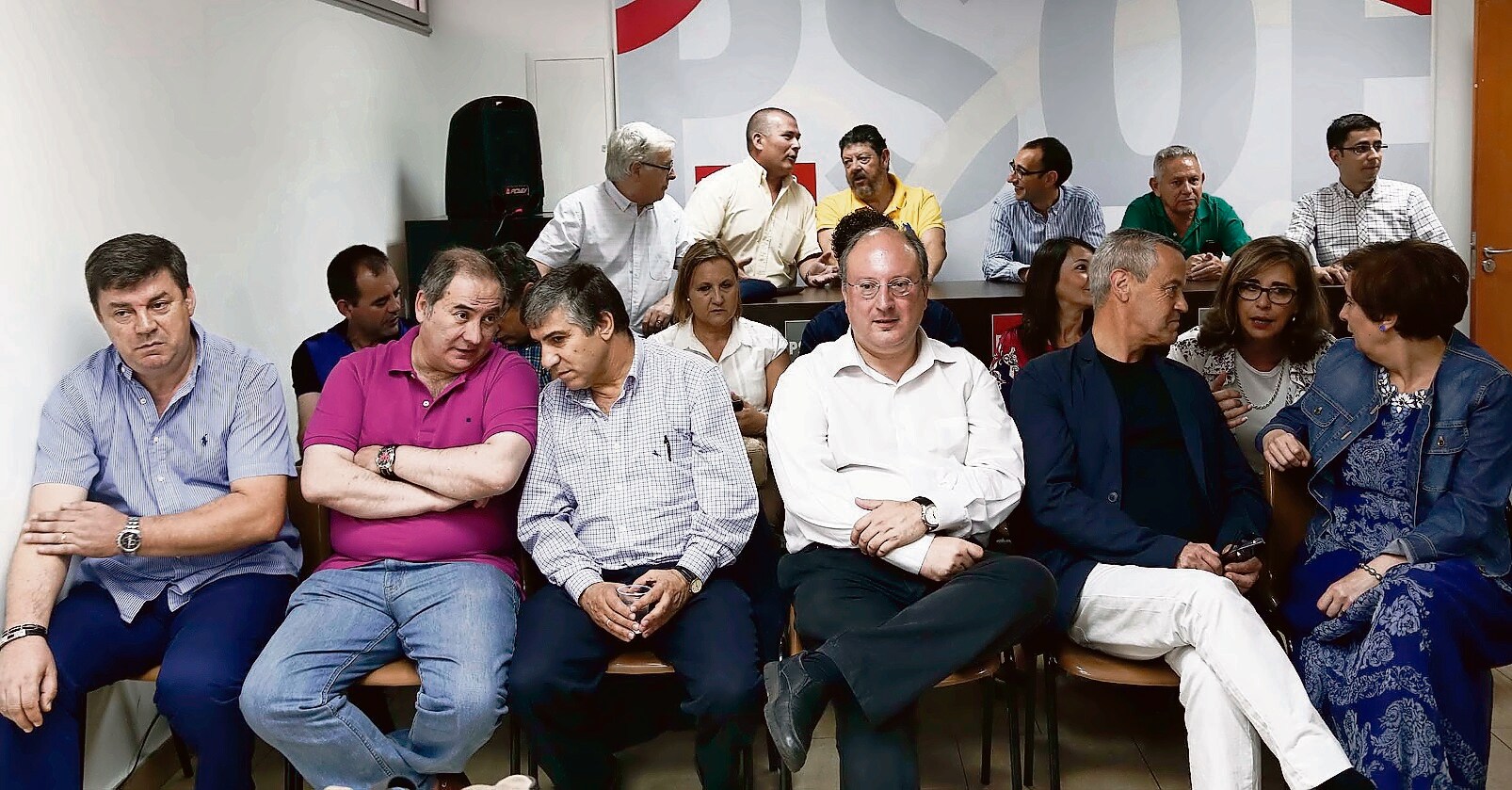 Representantes institucionales y militantes intercambian impresiones en el congreso provincial extraordinario del PSOE.