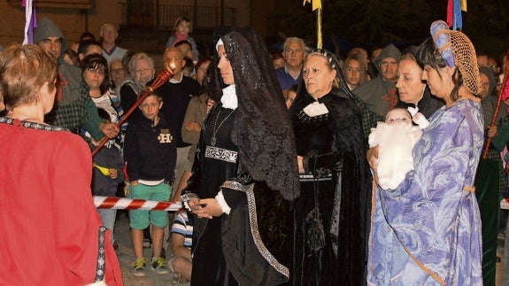 La reina Juana I de Castilla, acompañada por los integrantes del cortejo real y por su hija Catalina de Austria, durante la representación del sábado. 