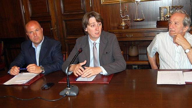 Carlos Martínez, alcalde de Soria, entre José Manuel Aceña y Jesús Bárez. 
