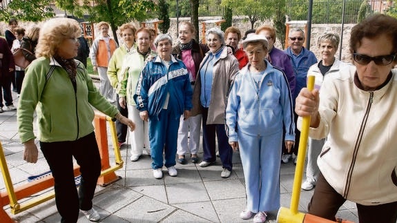 Personas mayores que esperan su turno para hacer deporte al aire libre.