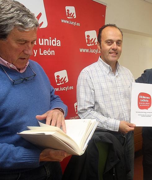 El concejal, Luis Peñalosa (izquierda), hojea una agenda ante el coordinador provincial de IU, José Ángel Frías Antonio de Torre