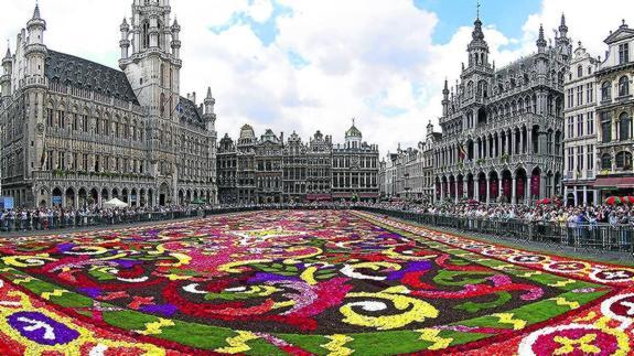 Un mar de flores cubre la Grand Place. 