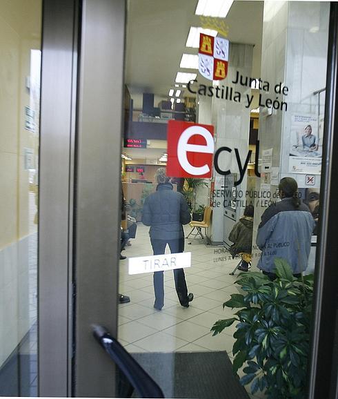 Entrada a una oficia de empleo del Ecyl.