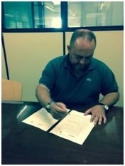 Oscar Mena, Director General de Culturatic firmando el acuerdo. 