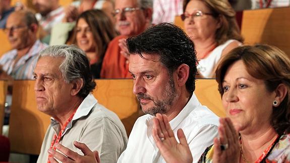 El alcalde del Real Sitio de San Ildefonso, José Luis Vázquez, durante el Congreso Federal Extraordinario del PSOE que se celebra en Madrid.