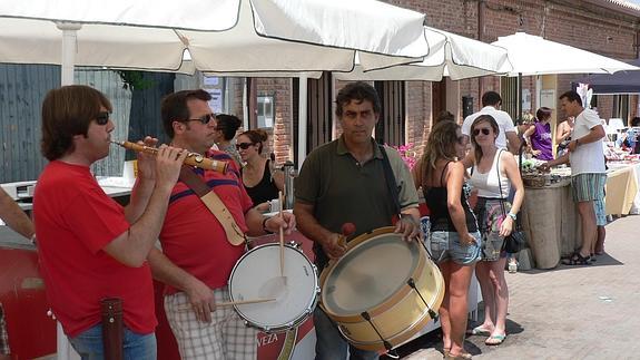 Los dulzaineros amenizan la feria de artesanía 