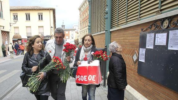 En la foto Iratxe Garcia, Julio Villarrubia y Mirian Andrés repartiendo claveles en la campaña de las elecciones europeas