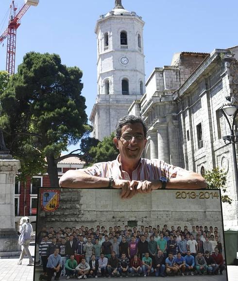 Félix Revilla posa en la Plaza de la Unioversidad con una imagen de gran aprte de los voluntarios de Red Íncola. 