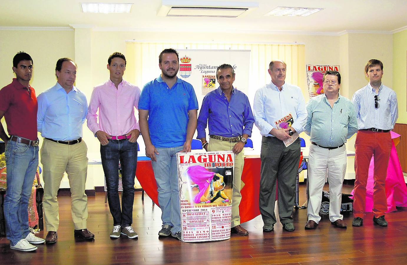 El alcalde de Laguna, Luis Minguela, con el concejal de Festejos, empresarios y novilleros que participarán en la feria de este año. 