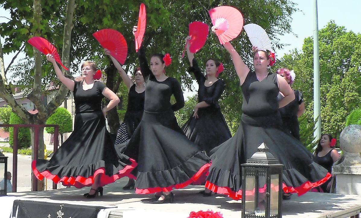 Las sevillanas del grupo Fuentes Claras bailando en las prefiestas de Tudela. 