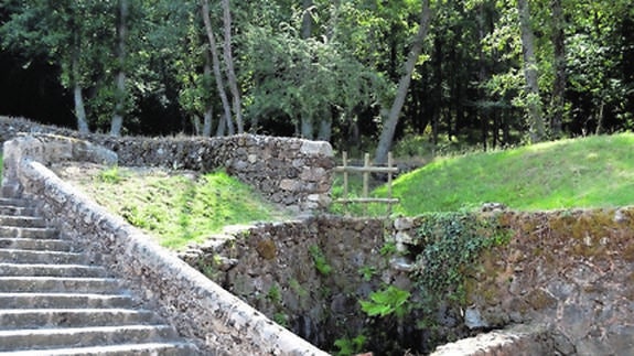 Boca de la regadera por la que llega el agua al estanque, que ahora está totalmente seca. 