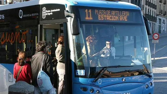 Viajeros se montan en uno de los autobuses que une el centro de la ciudad con la estación del Ave.