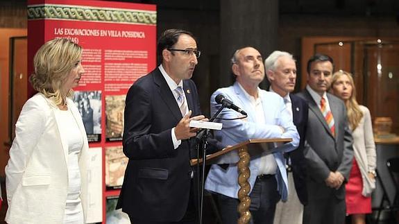 La consejera de Cultura y Turismo, Alicia García, a la izquierda, escucha al alcalde, Alfonso Polanco. 