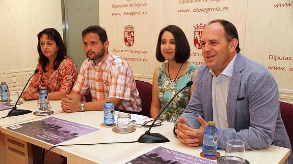 Yolanda Torrego, diputada; José Luis Aceves portavoz del Grupo Socialista en la Diputación; Silvia Olmos, concejala de Cultura; y el alcalde de Navalmanzano, Pablo Torrego, en la presentación de la feria.