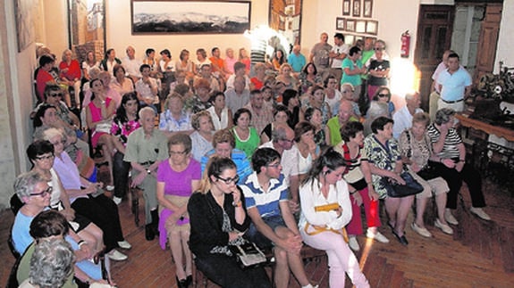 Los vecinos llenaron el salón de plenos de Candelario durante la presentación del libro. 