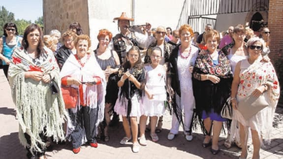 Numerosas personas participaron en la mañana de ayer en los actos religiosos en honor de Santa Marta, patrona del municipio de Santa Marta de Tormes.