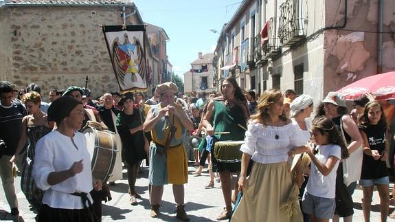 Pasacalles medieval celebrado en Aguilafuente durante la conmemoración del Sinodal