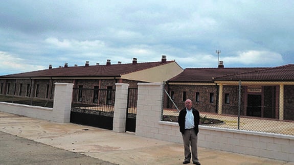 Francisco Collado, a la puerta de la residencia. 