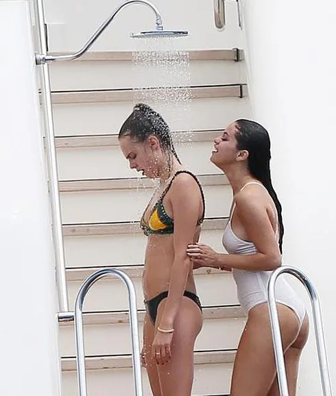 Selena Gomez con Cara Delevingne en la ducha