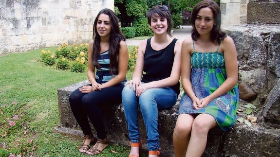 La reina, María Villaescusa, en el centro, con las damas, Diana Martín, a la izquierda, e Irene García. 