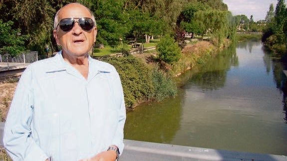 El concejal Gonzalo Ortega posa en el puente sobre el río Burejo. 