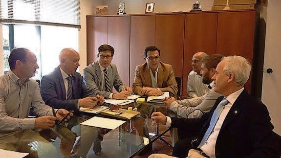 Reunión de los alcaldes con los responsables de la Consejería de Cultura y Turismo. 