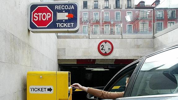 Un conductor toma un tique de entrada en el aparcamiento de la Plaza Mayor