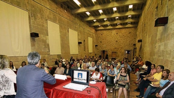 Asistentes al curso, durante la sesión inaugural de ayer, en el refectorio del monasterio.El Norte