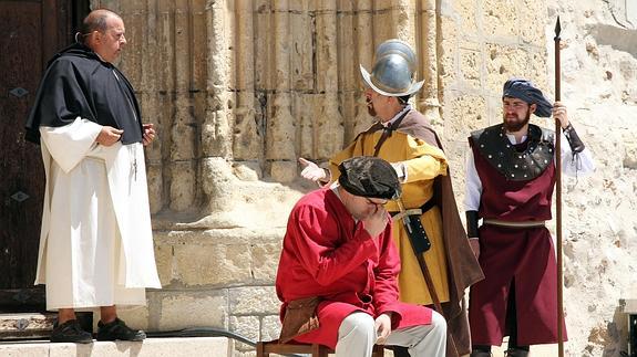 Escena de 'El pregonero' en la plaza del pueblo.