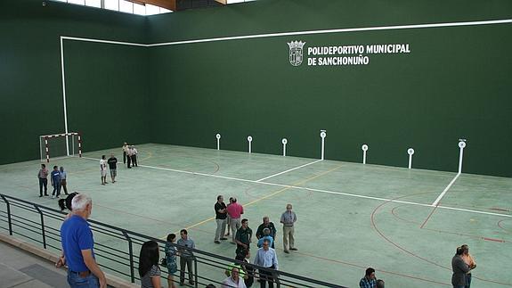 Vecinos durante la inauguración del polideportivo. 