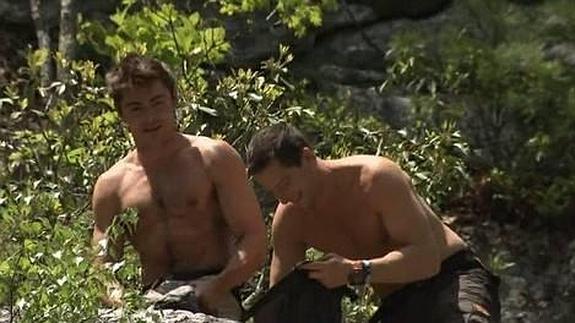 Zac Efron en el programa de Bear Grylls 
