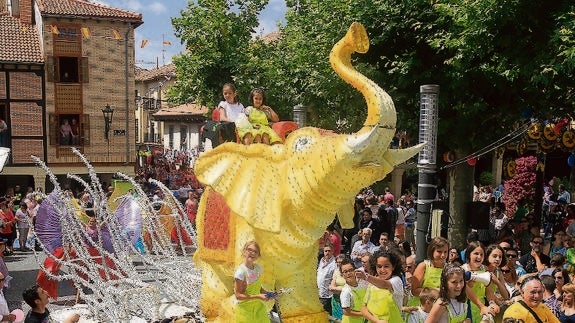 La ‘carroza Asia’ entra en la Plaza Mayor