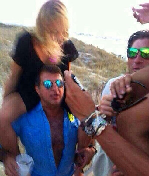 Joan Laporta con una rubia en sus hombros
