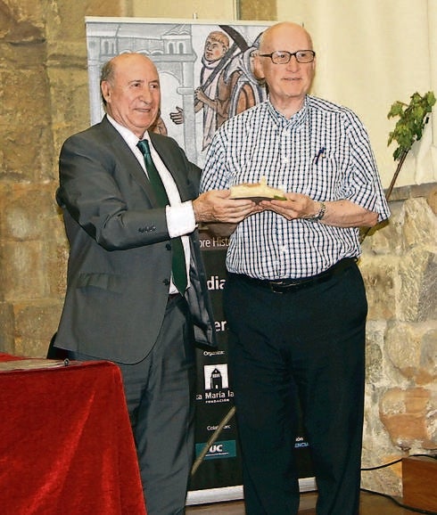 Peridis entrega una maqueta del monasterio al canónigo premostratense Robert Joseph Lauerman. 