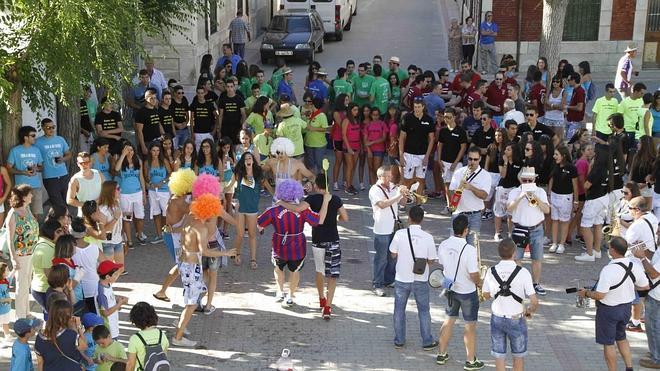 Varios peñistas esperan impacientes el lanzamiento del chupinazo en la Plaza Mayor de la localidad. 