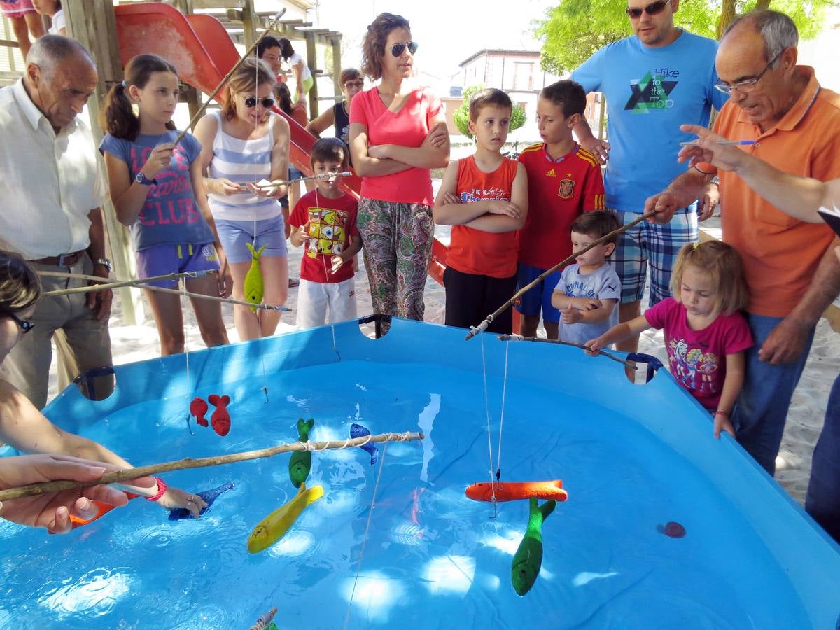 Niños y mayores se divierten pescando peces de corcho. L. N.