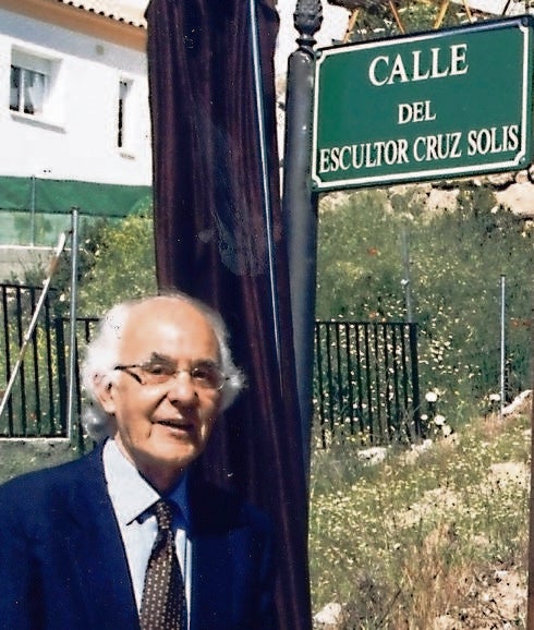 El artista, junto a la placa de la calle que lleva su nombre 