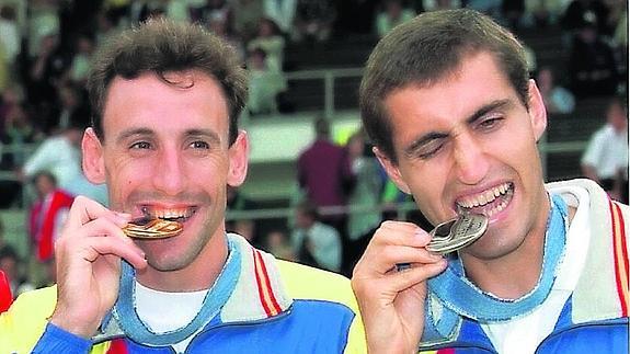 Fermín Cacho e Isaac Viciosa muerden las medallas logradas en Helsinki, en la imagen del triunfo tomada el 9 de agosto de 1994. 