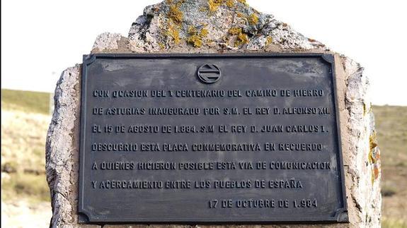 Imagen de la placa conmemorativa del centenario de la apertura del trazado ferroviario de Pajares. 