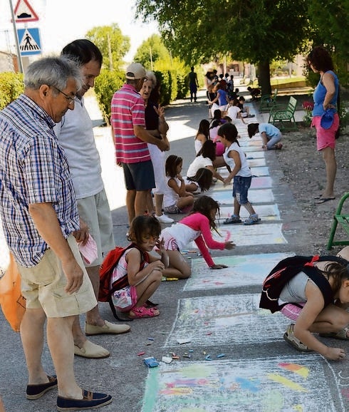 Taller infantil de pintura en la calle. 