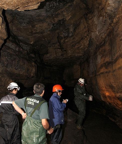 El arqueólogo Luciano Municio guía la visita por la cueva